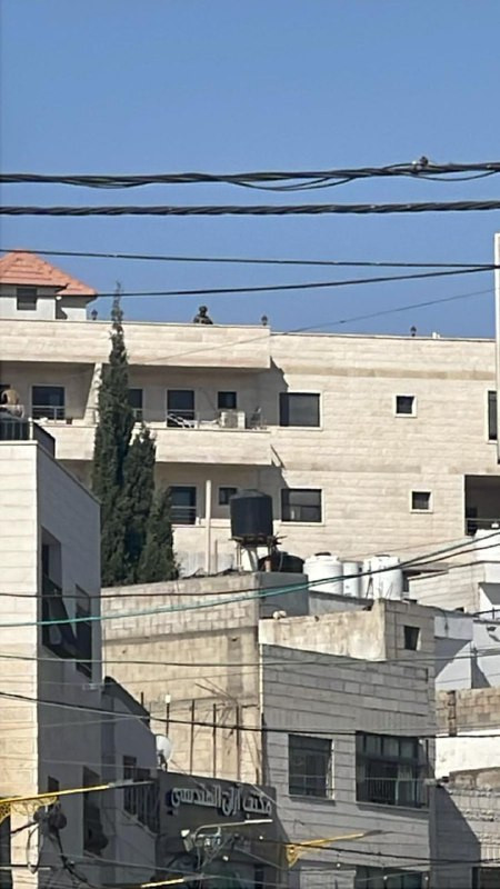 بناية سكنية طرد الاحتلال أصحابها وحولها لثكنة عسكرية خلال الاقتحام المتواصل لمدينة دورا جنوب الخليل....