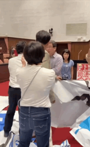 [討論] 腳尾昌一邊撞人一邊說：你不要推我喔！