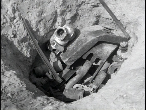 cap Superman and the Mole Men 1951 1080 BluRay.DD.2.0 00 06 40 02.jpg
