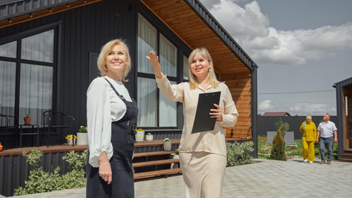 blonde realtor talking woman ready buy summer house elderly parents potential customer listens real .jpg