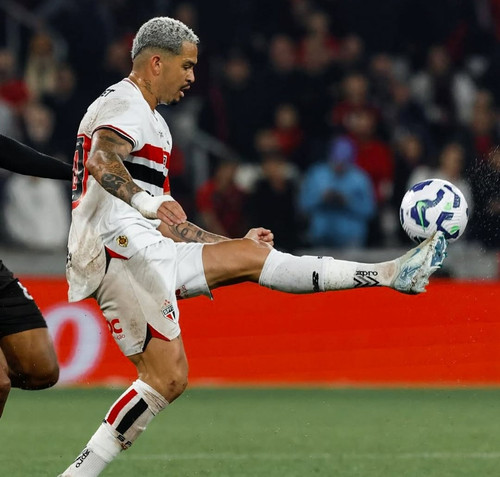 Noite trágica: São Paulo perde Rafael cedo, é anulado pelo VAR e cai nos pênaltis! 