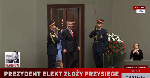 4r5Kma0Ar etaz8F.jpg