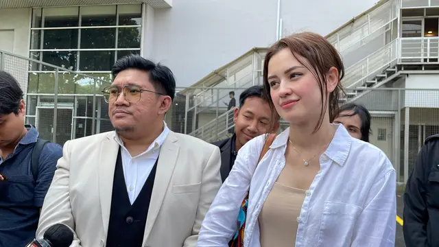 Kimberly Ryder dengan mobil BMW yang dijual
