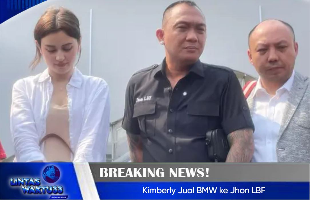 Kimberly Ryder dengan mobil BMW yang dijual