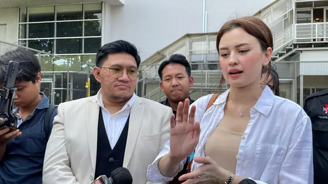 Kimberly Ryder dengan mobil BMW yang dijual