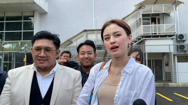 Kimberly Ryder dengan mobil BMW yang dijual