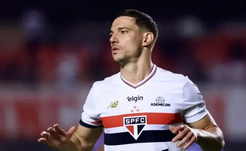 Cédric Soares se destaca como titular e ganha confiança no São Paulo