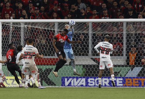 Athletico-PR provoca São Paulo após avançar às quartas da Copa do Brasil