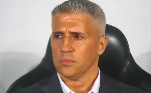 Hernán Crespo é celebrado por torcedores do São Paulo após mudanças estratégicas