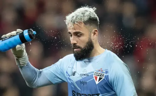 Torcida do São Paulo critica pênaltis em eliminação na Copa do Brasil