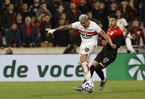 São Paulo enfrenta Santos, mas erros custam a eliminação em noite frustrante