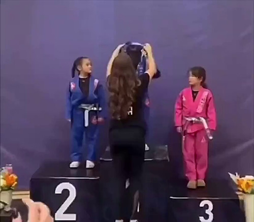 y23diMOJgCBFYHO2.jpg