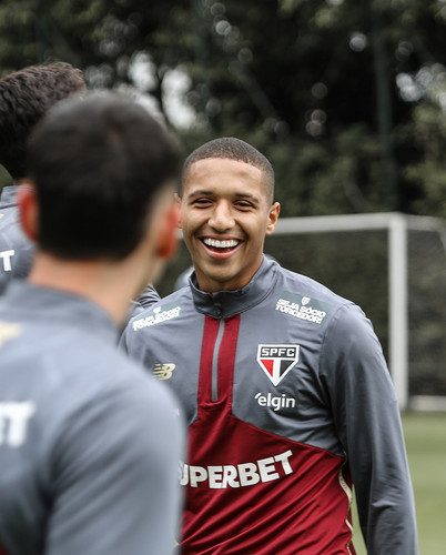 DE SAÍDA!!! Clube da Europa busca contratação de jogador do São Paulo