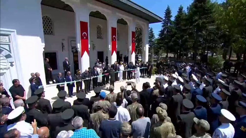 Fz87EFPjLVQzZo e.jpg