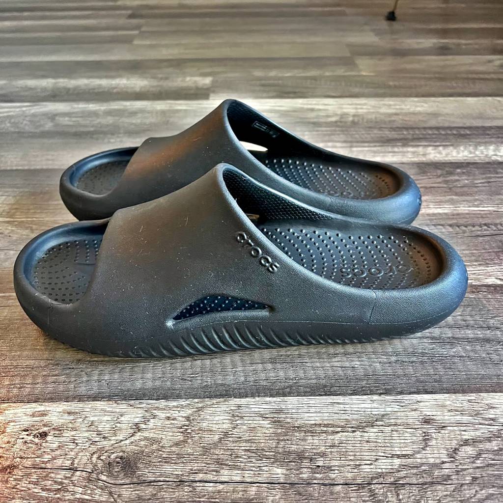 Chinelo crocs mellow slide atmosphere