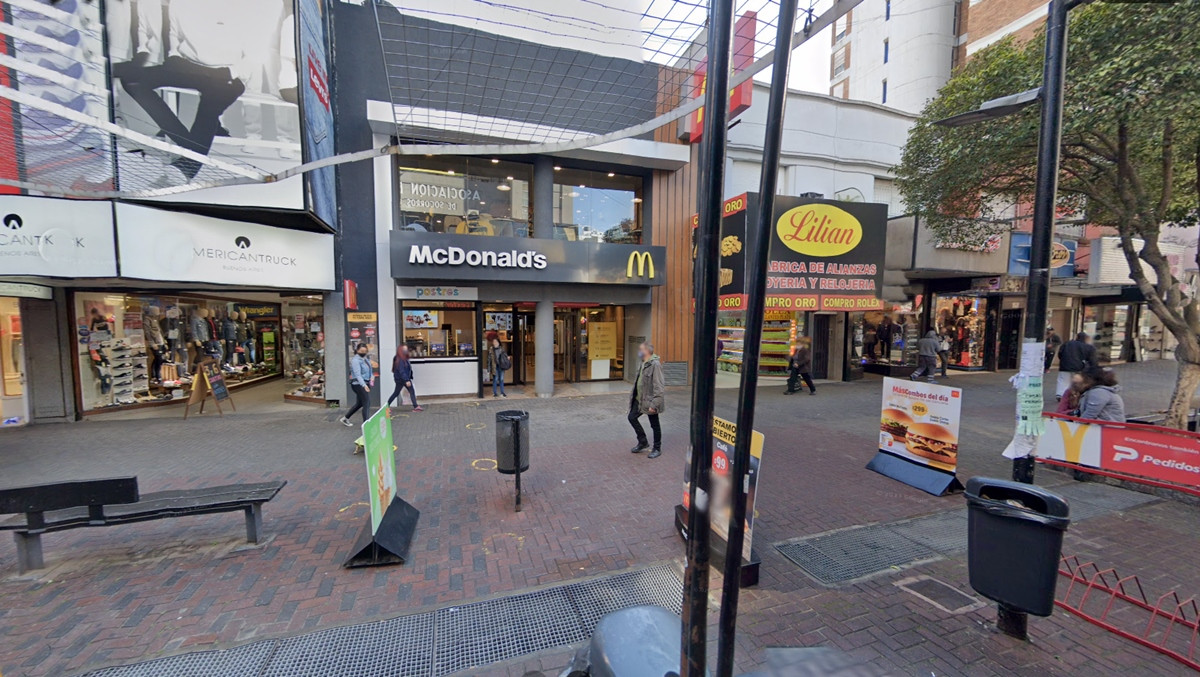 mcquilmes.jpg Vandalizaron el McDonald’s de Quilmes y varios comercios más