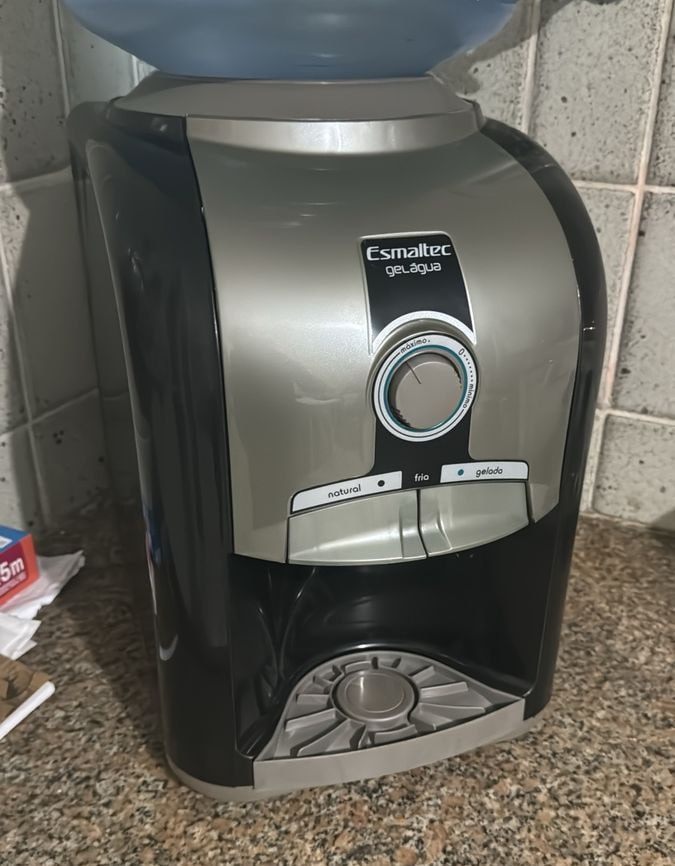 Bebedouro de Água Esmaltec de Mesa – Refrigerado por Compressor Stilo Black EGM30