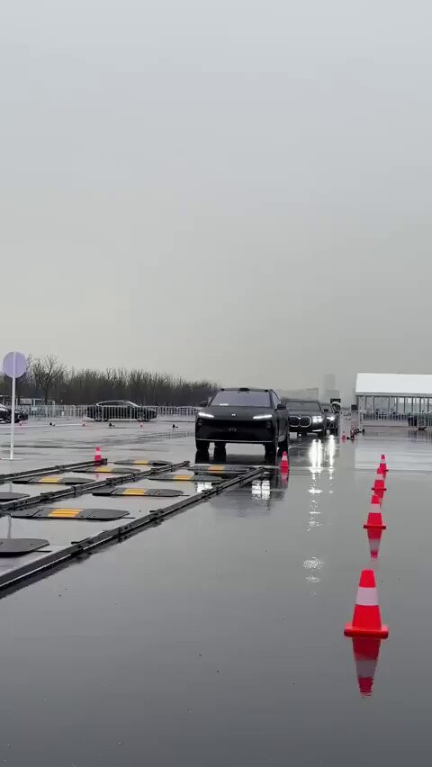 UM Wh6dRrcyTtUio.jpg