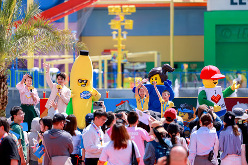 LEGOLAND Shanghai characters and kid reporters joined the first guests to celebrate the opening.jpg