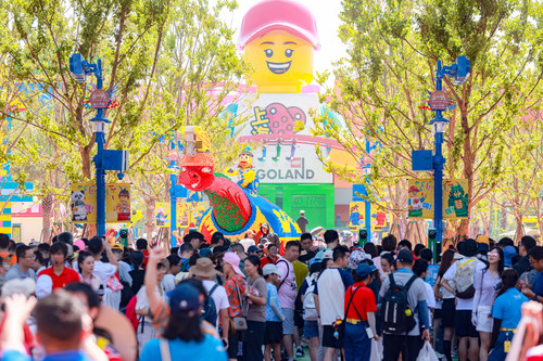 First Batch of Guests Entering LEGOLAND Shanghai on Grand Opening Day.jpg