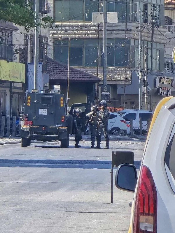 🟨شرطة الاحتلال وقوات حرس الحدود تغلق شارع القدس بالكامل خلال الاقتحام المستمر لمدينة البيرة....