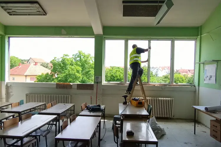 POČELA ZAMENA STOLARIJE U OŠ ”DRAGIŠA MIHAILOVIĆ”: Radove su obišli zamenik gradonačelnika i član Gradskog veća za obrazovanje!