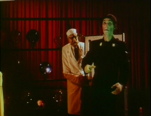 Il mondo di notte numero 2 (World by Night No. 2) 1962 Gianni Praia.mkv 001729129.png