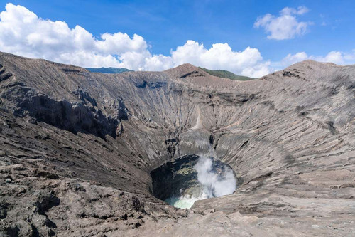 volcano crater sunny day 1150 18335.jpg