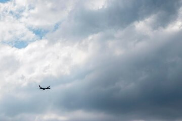 plane flying cloudy day 70553 2430.jpg