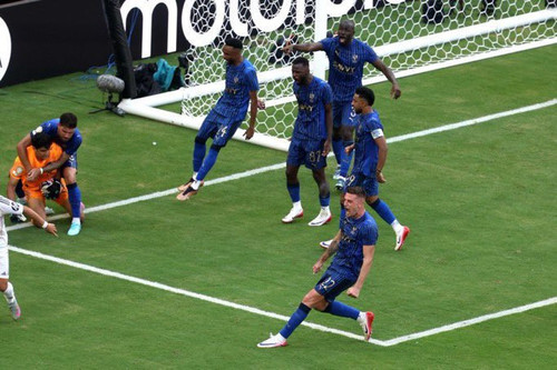 GtwhhbWWIAA8NR7.jpg