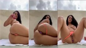 Moreninha safada pelada metendo plug anal no cu