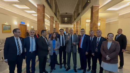 LAjZOgKcEKcfW cJ.jpg