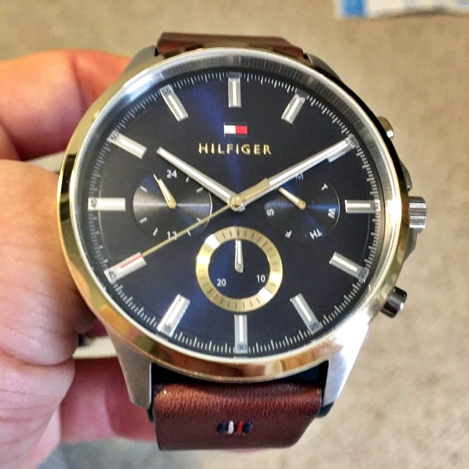 Tommy Hilfiger 1710496 Relógio masculino com caixa de aço inoxidável e pulseira de couro de bezerro: marrom, Marrom, Moderno Tommy Hilfiger 1710496 Relógio masculino com caixa de aço inoxidável e pulseira de couro de bezerro: marrom, Marrom, Moderno