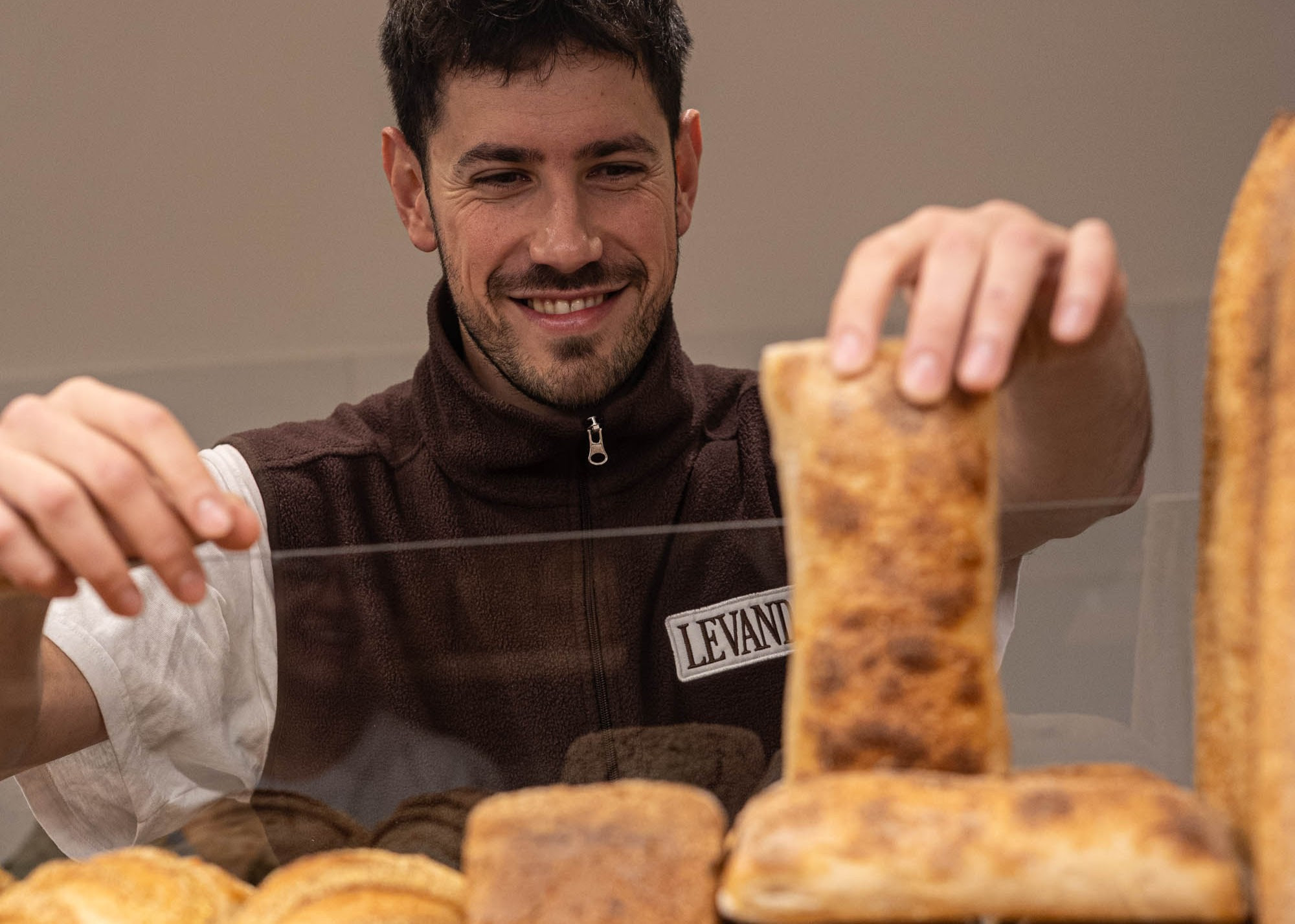 Levando uno.jpg Levando, panadería artesanal, inaugura local en Colegiales