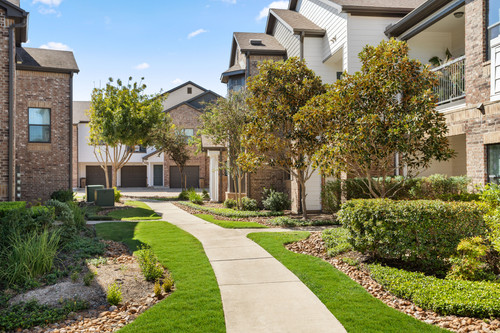 C243820 AvenuesatCypress Walkway 03.jpg