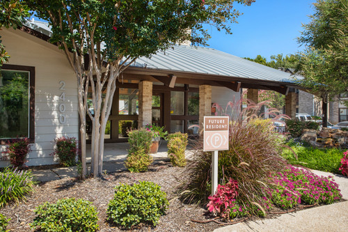 C242530 BristolGrapevine ExteriorLeasing 05.jpg