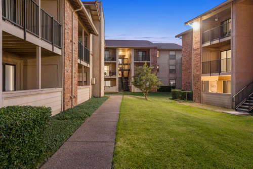 C242360 Calloway Twilight Walkway 01 2.jpg