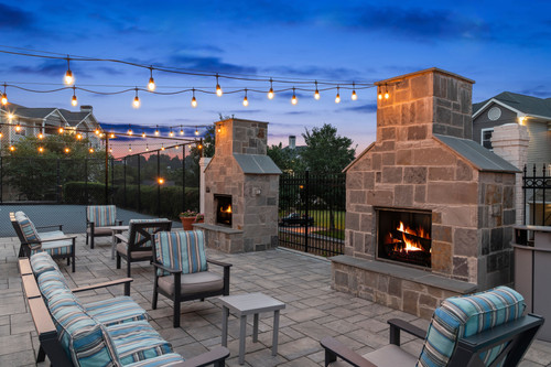 C242940 ChattahoocheeRidge DUSK COURT YARD 04.jpg