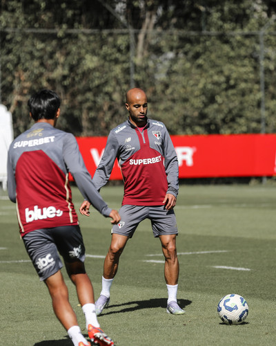 Rodriguinho se recupera de lesão no rosto e Lucas Moura participa de treino com bola