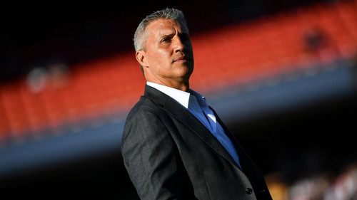 Crespo enfrenta a cultura do conflito e a idolatria do futebol brasileiro
