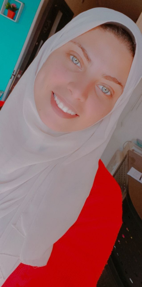 البوم لفلاحه بملامح اوروبية وعيون زرقاء