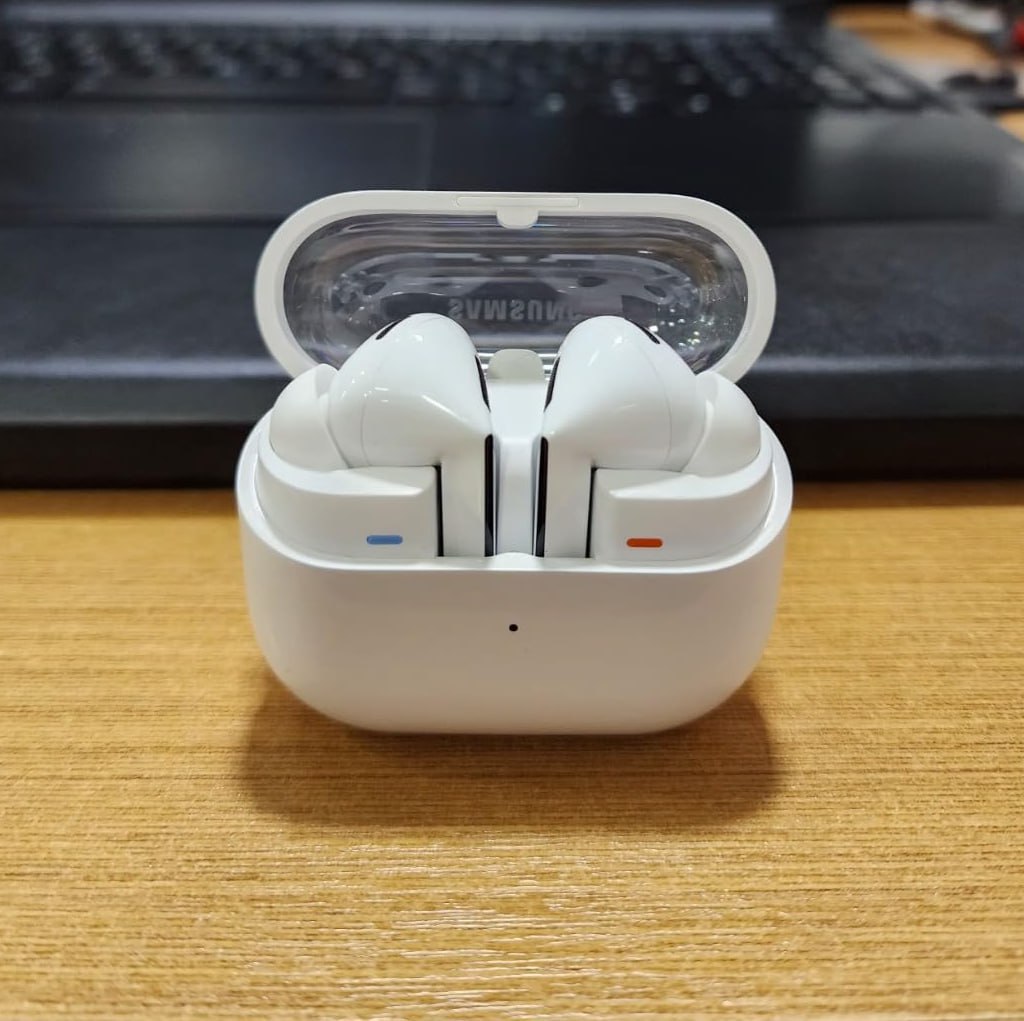 Samsung Galaxy Buds3 Pro, Fone de Ouvido sem fio, Cancelamento de Ruído Inteligente, Galaxy AI – Branco Samsung Galaxy Buds3 Pro, Fone de Ouvido sem fio, Cancelamento de Ruído Inteligente, Galaxy AI – Branco