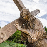 21368090 a detailed life size statue of jesus carrying the cross in the gardens of thanksgiving poin