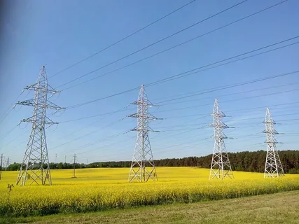 «Фермные мачты: надёжная опора для коммуникационных систем».webp