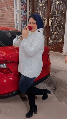 جسمها مليان بس عامل قلبان فرسة مليانه لابسة لانجري وتتصزر بيه البت فورتيكه