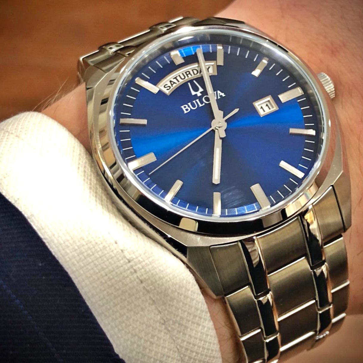 Bulova Relógio masculino clássico Surveyor com 2 ponteiros de quartzo para dia/data, ponteiros luminosos, 39 mm Bulova Relógio masculino clássico Surveyor com 2 ponteiros de quartzo para dia/data, ponteiros luminosos, 39 mm