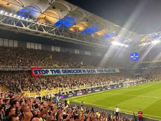 رفع جمهور فريق فنربخشة التركي لافتة مؤيدة لغزة ومستنكرة للحرب المستمرة، خلال مباراة فريقهم ضد بنفيكا البرتغالي في تصفيات دوري أبطال أوروبا لكرة القدم....