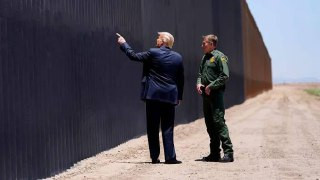 قام الرئيس الأمريكي ترمب بتغطية الجدار الحدودي بين الولايات المتحدة والمكسيك باللون الأسود، موضحًا أن اللون الأسود يجعل الجدار أكثر سخونة ويصعب على ال...