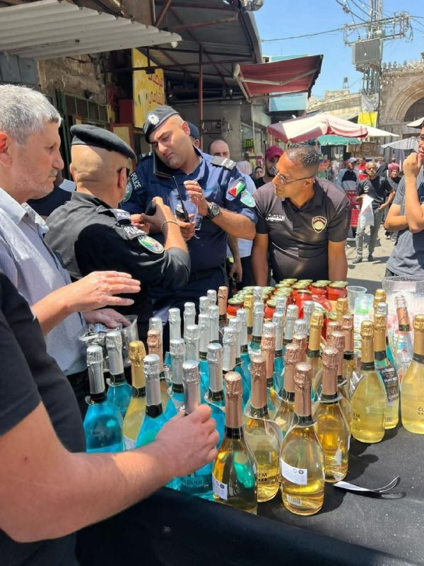 قامت شرطة نابلس باعتقال بائع بسطة يبيع مشروبات فواكه غازية من السوق، بزعم أنه يروج لها على أنها مشروبات كحولية بشكل ساخر....