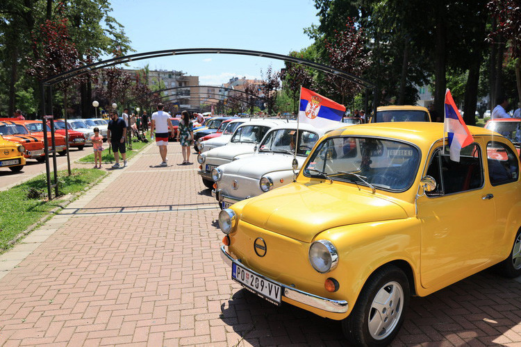 FIĆA FEST U VELIKOM PARKU: Kultni ‘Fića’ proslavio 70. rođendan u Kragujevcu (FOTO)